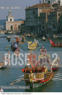 Localizzazione:..VENEZIA..Oggetto:..Soggetto:..REGATA STORICA CORTEO STORICO CANAL GRANDE BUCINTORO..Cronologia: ..Definizione Culturale:..   Autore: ..   Stile: ..   Editori/Stampatori:..   Committenza:..Materia e Tecnica:..Collocazione:..Note:..REGATE..Riproduzione Fotografica:..Copyright:..Graziano Arici/Rosebud2 .Data:..1996..Costo:..A