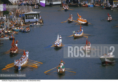 Localizzazione:..VENEZIA..Oggetto:..Soggetto:..REGATA STORICA CORTEO STORICO CANAL GRANDE..Cronologia: ..Definizione Culturale:..   Autore: ..   Stile: ..   Editori/Stampatori:..   Committenza:..Materia e Tecnica:..Collocazione:..Note:..REGATE..Riproduzione Fotografica:..Copyright:..Graziano Arici/Rosebud2 .Data:..1996..Costo:..A