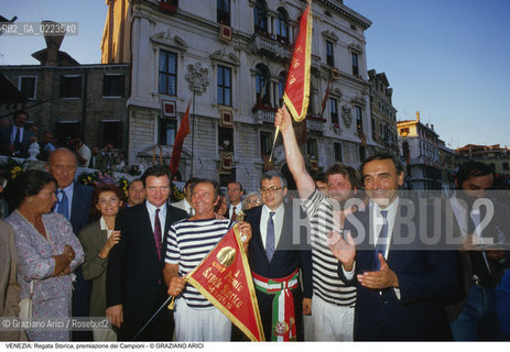 Localizzazione:..VENEZIA..Oggetto:..Soggetto:..REGATA STORICA PREMIAZIONE DEI CAMPIONI / NEREO LARONI AUGUSTO SALVADORI..Cronologia: ..Definizione Culturale:..   Autore: ..   Stile: ..   Editori/Stampatori:..   Committenza:..Materia e Tecnica:..Collocazione:..Note:..REGATE..Riproduzione Fotografica:..Copyright:..Graziano Arici/Rosebud2 .Data:..1989..Costo:..A