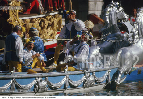 Localizzazione:..VENEZIA..Oggetto:..Soggetto:..REGATA STORICA FIGURANTI DEL CORTEO STORICO..Cronologia: ..Definizione Culturale:..   Autore: ..   Stile: ..   Editori/Stampatori:..   Committenza:..Materia e Tecnica:..Collocazione:..Note:..REGATE..Riproduzione Fotografica:..Copyright:..Graziano Arici/Rosebud2 .Data:..1996..Costo:..A