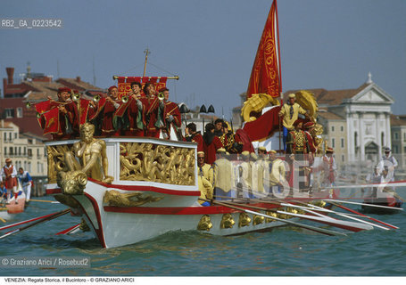 Localizzazione:..VENEZIA..Oggetto:..Soggetto:..REGATA STORICA CORTEO STORICO BUCINTORO..Cronologia: ..Definizione Culturale:..   Autore: ..   Stile: ..   Editori/Stampatori:..   Committenza:..Materia e Tecnica:..Collocazione:..Note:..REGATE..Riproduzione Fotografica:..Copyright:..Graziano Arici/Rosebud2 .Data:..1996..Costo:..A