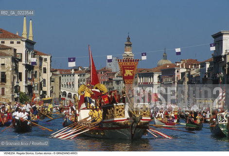 Localizzazione:..VENEZIA..Oggetto:..Soggetto:..REGATA STORICA CORTEO STORICO CANAL GRANDE BUCINTORO..Cronologia: ..Definizione Culturale:..   Autore: ..   Stile: ..   Editori/Stampatori:..   Committenza:..Materia e Tecnica:..Collocazione:..Note:..REGATE..Riproduzione Fotografica:..Copyright:..Graziano Arici/Rosebud2 .Data:..1996..Costo:..A