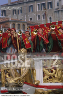 Localizzazione:..VENEZIA..Oggetto:..Soggetto:..REGATA STORICA CORTEO STORICO BUCINTORO..Cronologia: ..Definizione Culturale:..   Autore: ..   Stile: ..   Editori/Stampatori:..   Committenza:..Materia e Tecnica:..Collocazione:..Note:..REGATE..Riproduzione Fotografica:..Copyright:..Graziano Arici/Rosebud2 .Data:..1996..Costo:..A