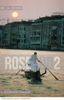 Localizzazione:..VENEZIA..Oggetto:..Soggetto:..REGATA STORICA GONDOLINI CAMPIONI CANAL GRANDE..Cronologia: ..Definizione Culturale:..   Autore: ..   Stile: ..   Editori/Stampatori:..   Committenza:..Materia e Tecnica:..Collocazione:..Note:..REGATE..Riproduzione Fotografica:..Copyright:..Graziano Arici/Rosebud2 .Data:..1996..Costo:..A