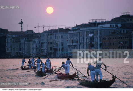 Localizzazione:..VENEZIA..Oggetto:..Soggetto:..REGATA STORICA GONDOLINI CAMPIONI CANAL GRANDE..Cronologia: ..Definizione Culturale:..   Autore: ..   Stile: ..   Editori/Stampatori:..   Committenza:..Materia e Tecnica:..Collocazione:..Note:..REGATE..Riproduzione Fotografica:..Copyright:..Graziano Arici/Rosebud2 .Data:..1996..Costo:..A