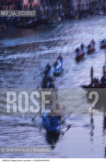 Localizzazione:..VENEZIA..Oggetto:..Soggetto:..REGATA STORICA GONDOLINI CAMPIONI..Cronologia: ..Definizione Culturale:..   Autore: ..   Stile: ..   Editori/Stampatori:..   Committenza:..Materia e Tecnica:..Collocazione:..Note:..REGATE..Riproduzione Fotografica:..Copyright:..Graziano Arici/Rosebud2 .Data:..1996..Costo:..A