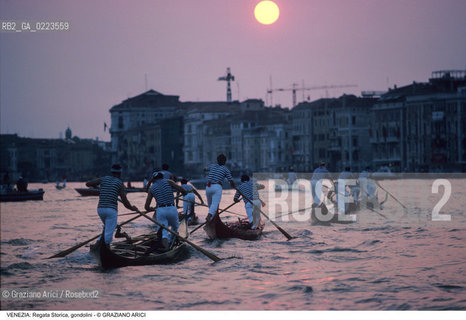 Localizzazione:..VENEZIA..Oggetto:..Soggetto:..REGATA STORICA GONDOLINI CAMPIONI CANAL GRANDE..Cronologia: ..Definizione Culturale:..   Autore: ..   Stile: ..   Editori/Stampatori:..   Committenza:..Materia e Tecnica:..Collocazione:..Note:..REGATE..Riproduzione Fotografica:..Copyright:..Graziano Arici/Rosebud2 .Data:..1996..Costo:..A