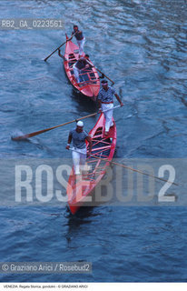 Localizzazione:..VENEZIA..Oggetto:..Soggetto:..REGATA STORICA GONDOLINI CAMPIONI..Cronologia: ..Definizione Culturale:..   Autore: ..   Stile: ..   Editori/Stampatori:..   Committenza:..Materia e Tecnica:..Collocazione:..Note:..REGATE..Riproduzione Fotografica:..Copyright:..Graziano Arici/Rosebud2 .Data:..1996..Costo:..A
