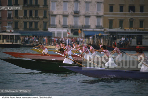 Localizzazione:..VENEZIA..Oggetto:..Soggetto:..REGATA STORICA DONNE MASCARETE..Cronologia: ..Definizione Culturale:..   Autore: ..   Stile: ..   Editori/Stampatori:..   Committenza:..Materia e Tecnica:..Collocazione:..Note:..REGATE..Riproduzione Fotografica:..Copyright:..Graziano Arici/Rosebud2 .Data:..1996..Costo:..A