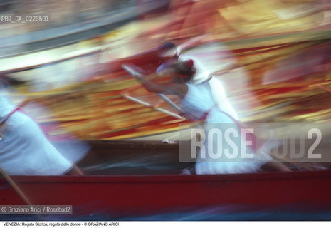 Localizzazione:..VENEZIA..Oggetto:..Soggetto:..REGATA STORICA DONNE MASCARETE..Cronologia: ..Definizione Culturale:..   Autore: ..   Stile: ..   Editori/Stampatori:..   Committenza:..Materia e Tecnica:..Collocazione:..Note:..REGATE..Riproduzione Fotografica:..Copyright:..Graziano Arici/Rosebud2 .Data:..1996..Costo:..A