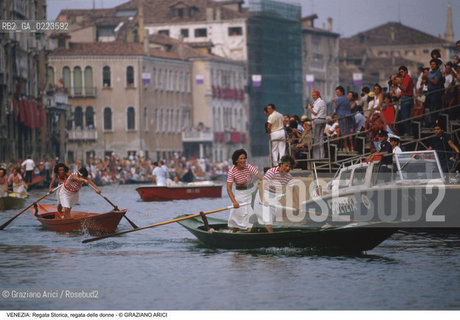 Localizzazione:..VENEZIA..Oggetto:..Soggetto:..REGATA STORICA DONNE MASCARETE..Cronologia: ..Definizione Culturale:..   Autore: ..   Stile: ..   Editori/Stampatori:..   Committenza:..Materia e Tecnica:..Collocazione:..Note:..REGATE..Riproduzione Fotografica:..Copyright:..Graziano Arici/Rosebud2 .Data:..1996..Costo:..A