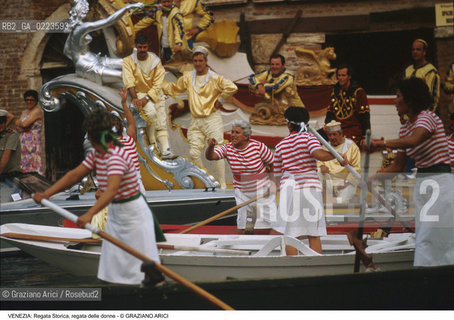 Localizzazione:..VENEZIA..Oggetto:..Soggetto:..REGATA STORICA DONNE MASCARETE..Cronologia: ..Definizione Culturale:..   Autore: ..   Stile: ..   Editori/Stampatori:..   Committenza:..Materia e Tecnica:..Collocazione:..Note:..REGATE..Riproduzione Fotografica:..Copyright:..Graziano Arici/Rosebud2 .Data:..1996..Costo:..A