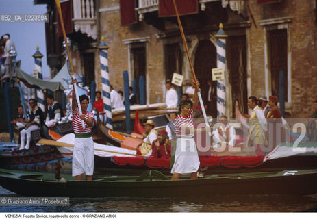 Localizzazione:..VENEZIA..Oggetto:..Soggetto:..REGATA STORICA DONNE MASCARETE..Cronologia: ..Definizione Culturale:..   Autore: ..   Stile: ..   Editori/Stampatori:..   Committenza:..Materia e Tecnica:..Collocazione:..Note:..REGATE..Riproduzione Fotografica:..Copyright:..Graziano Arici/Rosebud2 .Data:..1996..Costo:..A