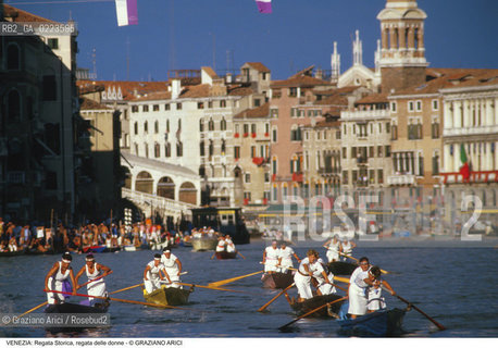 Localizzazione:..VENEZIA..Oggetto:..Soggetto:..REGATA STORICA DONNE MASCARETE CANAL GRANDE..Cronologia: ..Definizione Culturale:..   Autore: ..   Stile: ..   Editori/Stampatori:..   Committenza:..Materia e Tecnica:..Collocazione:..Note:..REGATE..Riproduzione Fotografica:..Copyright:..Graziano Arici/Rosebud2 .Data:..1996..Costo:..A