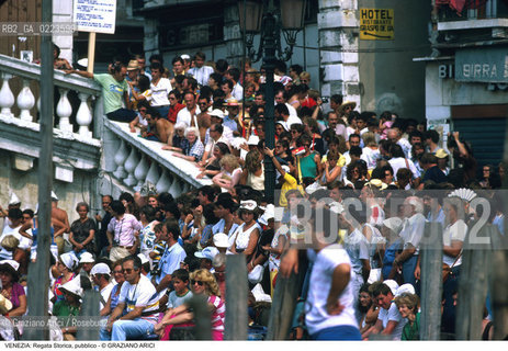 Localizzazione:..VENEZIA ..Oggetto:..Soggetto:..REGATA STORICA PUBBLICO FOLLA TURISTI..Cronologia: ..Definizione Culturale:..   Autore: ..   Stile: ..   Editori/Stampatori:..   Committenza:..Materia e Tecnica:..Collocazione:..Note:..REGATE TURISMO..Riproduzione Fotografica:..Copyright:..Graziano Arici/Rosebud2 .Data:..1996..Costo:..A