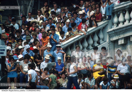 Localizzazione:..VENEZIA ..Oggetto:..Soggetto:..REGATA STORICA PUBBLICO FOLLA TURISTI..Cronologia: ..Definizione Culturale:..   Autore: ..   Stile: ..   Editori/Stampatori:..   Committenza:..Materia e Tecnica:..Collocazione:..Note:..REGATE TURISMO..Riproduzione Fotografica:..Copyright:..Graziano Arici/Rosebud2 .Data:..1996..Costo:..A