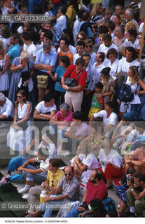 Localizzazione:..VENEZIA ..Oggetto:..Soggetto:..REGATA STORICA PUBBLICO FOLLA TURISTI..Cronologia: ..Definizione Culturale:..   Autore: ..   Stile: ..   Editori/Stampatori:..   Committenza:..Materia e Tecnica:..Collocazione:..Note:..REGATE TURISMO..Riproduzione Fotografica:..Copyright:..Graziano Arici/Rosebud2 .Data:..1996..Costo:..A