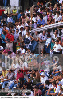 Localizzazione:..VENEZIA ..Oggetto:..Soggetto:..REGATA STORICA PUBBLICO FOLLA TURISTI..Cronologia: ..Definizione Culturale:..   Autore: ..   Stile: ..   Editori/Stampatori:..   Committenza:..Materia e Tecnica:..Collocazione:..Note:..REGATE TURISMO..Riproduzione Fotografica:..Copyright:..Graziano Arici/Rosebud2 .Data:..1996..Costo:..A
