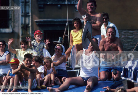 Localizzazione:..VENEZIA ..Oggetto:..Soggetto:..REGATA STORICA PUBBLICO..Cronologia: ..Definizione Culturale:..   Autore: ..   Stile: ..   Editori/Stampatori:..   Committenza:..Materia e Tecnica:..Collocazione:..Note:..REGATE..Riproduzione Fotografica:..Copyright:..Graziano Arici/Rosebud2 .Data:..1996..Costo:..A