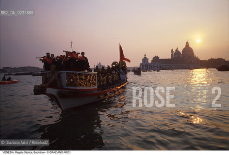Localizzazione:..VENEZIA..Oggetto:..Soggetto:..REGATA STORICA CORTEO STORICO BUCINTORO BACINO SAN MARCO SALUTE..Cronologia: ..Definizione Culturale:..   Autore: ..   Stile: ..   Editori/Stampatori:..   Committenza:..Materia e Tecnica:..Collocazione:..Note:..REGATE..Riproduzione Fotografica:..Copyright:..Graziano Arici/Rosebud2 .Data:..1996..Costo:..A