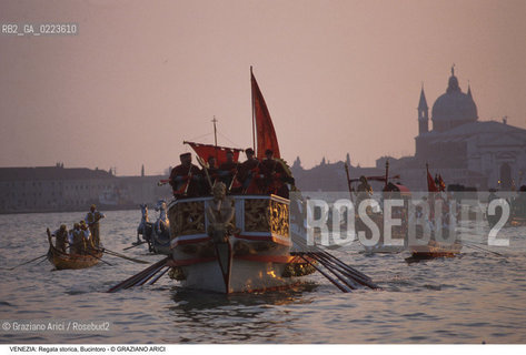Localizzazione:..VENEZIA..Oggetto:..Soggetto:..REGATA STORICA CORTEO STORICO BUCINTORO BACINO SAN MARCO..Cronologia: ..Definizione Culturale:..   Autore: ..   Stile: ..   Editori/Stampatori:..   Committenza:..Materia e Tecnica:..Collocazione:..Note:..REGATE..Riproduzione Fotografica:..Copyright:..Graziano Arici/Rosebud2 .Data:..1996..Costo:..A