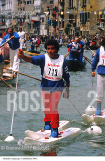 Localizzazione:..VENEZIA / CANNAREGIO..Oggetto:..Soggetto:..VOGALONGA RIO DI CANNAREGIO SCI D ACQUA..Cronologia: ..Definizione Culturale:..   Autore: ..   Stile: ..   Editori/Stampatori:..   Committenza:..Materia e Tecnica:..Collocazione:..Note:..REGATE..Riproduzione Fotografica:..Copyright:..Graziano Arici/Rosebud2 .Data:..1996..Costo:..A