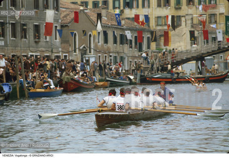 Localizzazione:..VENEZIA / CANNAREGIO..Oggetto:..Soggetto:..VOGALONGA RIO DI CANNAREGIO BARCHE..Cronologia: ..Definizione Culturale:..   Autore: ..   Stile: ..   Editori/Stampatori:..   Committenza:..Materia e Tecnica:..Collocazione:..Note:..REGATE..Riproduzione Fotografica:..Copyright:..Graziano Arici/Rosebud2 .Data:..1984..Costo:..A