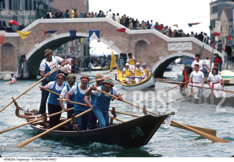 Localizzazione:..VENEZIA / CANNAREGIO..Oggetto:..Soggetto:..VOGALONGA RIO DI CANNAREGIO BARCHE PONTE TRE ARCHI..Cronologia: ..Definizione Culturale:..   Autore: ..   Stile: ..   Editori/Stampatori:..   Committenza:..Materia e Tecnica:..Collocazione:..Note:..REGATE..Riproduzione Fotografica:..Copyright:..Graziano Arici/Rosebud2 .Data:..1984..Costo:..A