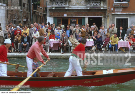 Localizzazione:..VENEZIA / CANNAREGIO..Oggetto:..Soggetto:..VOGALONGA RIO DI CANNAREGIO BARCHE PUBBLICO..Cronologia: ..Definizione Culturale:..   Autore: ..   Stile: ..   Editori/Stampatori:..   Committenza:..Materia e Tecnica:..Collocazione:..Note:..REGATE..Riproduzione Fotografica:..Copyright:..Graziano Arici/Rosebud2 .Data:..1996..Costo:..A