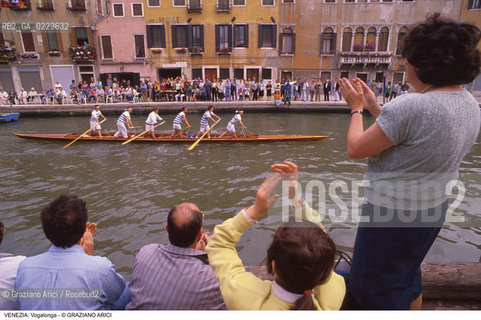 Localizzazione:..VENEZIA / CANNAREGIO..Oggetto:..Soggetto:..VOGALONGA RIO DI CANNAREGIO BARCHE PUBBLICO..Cronologia: ..Definizione Culturale:..   Autore: ..   Stile: ..   Editori/Stampatori:..   Committenza:..Materia e Tecnica:..Collocazione:..Note:..REGATE..Riproduzione Fotografica:..Copyright:..Graziano Arici/Rosebud2 .Data:..1996..Costo:..A