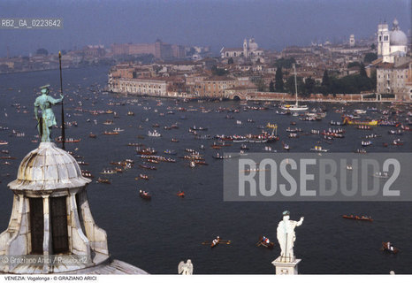 Localizzazione:..VENEZIA..Oggetto:..Soggetto:..VOGALONGA BARCHE CANALE DELLA GIUDECCA..Cronologia: ..Definizione Culturale:..   Autore: ..   Stile: ..   Editori/Stampatori:..   Committenza:..Materia e Tecnica:..Collocazione:..Note:..REGATE..Riproduzione Fotografica:..Copyright:..Graziano Arici/Rosebud2 .Data:..1996..Costo:..A