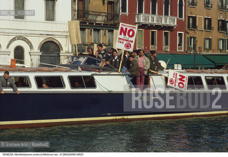 Localizzazione:..VENEZIA..Oggetto:..Soggetto:..MANIFESTAZIONE CONTRO LA MINIMUM TAX..Cronologia: ..Definizione Culturale:..   Autore: ..   Stile: ..   Editori/Stampatori:..   Committenza:..Materia e Tecnica:..Collocazione:..Note:..TURISMO..Riproduzione Fotografica:..Copyright:..Graziano Arici/Rosebud2 .Data:..1990..Costo:..A