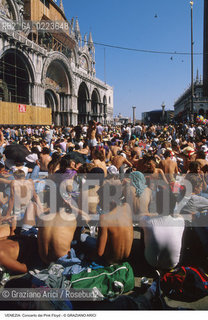 Localizzazione:..VENEZIA / S. MARCO..Oggetto:..Soggetto:..CONCERTO DEI PINK FLOYD / PIAZZA SAN MARCO / PUBBLICO FOLLA TURISTI ..Cronologia: ..Definizione Culturale:..   Autore: ..   Stile: ..   Editori/Stampatori:..   Committenza:..Materia e Tecnica:..Collocazione:..Note:..TURISMO..Riproduzione Fotografica:..Copyright:..Graziano Arici/Rosebud2 .Data:..15 LUGLIO 1989..Costo:..A