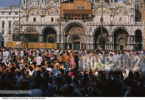 Localizzazione:..VENEZIA / S. MARCO..Oggetto:..Soggetto:..CONCERTO DEI PINK FLOYD / PIAZZA SAN MARCO / PUBBLICO FOLLA TURISTI ..Cronologia: ..Definizione Culturale:..   Autore: ..   Stile: ..   Editori/Stampatori:..   Committenza:..Materia e Tecnica:..Collocazione:..Note:..TURISMO..Riproduzione Fotografica:..Copyright:..Graziano Arici/Rosebud2 .Data:..15 LUGLIO 1989..Costo:..A