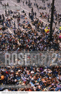 Localizzazione:..VENEZIA / S. MARCO..Oggetto:..Soggetto:..CONCERTO DEI PINK FLOYD / PIAZZA SAN MARCO / PUBBLICO FOLLA TURISTI ..Cronologia: ..Definizione Culturale:..   Autore: ..   Stile: ..   Editori/Stampatori:..   Committenza:..Materia e Tecnica:..Collocazione:..Note:..TURISMO..Riproduzione Fotografica:..Copyright:..Graziano Arici/Rosebud2 .Data:..15 LUGLIO 1989..Costo:..A