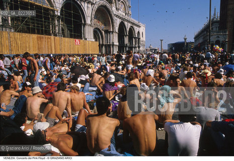 Localizzazione:..VENEZIA / S. MARCO..Oggetto:..Soggetto:..CONCERTO DEI PINK FLOYD / PIAZZA SAN MARCO / PUBBLICO FOLLA TURISTI ..Cronologia: ..Definizione Culturale:..   Autore: ..   Stile: ..   Editori/Stampatori:..   Committenza:..Materia e Tecnica:..Collocazione:..Note:..TURISMO..Riproduzione Fotografica:..Copyright:..Graziano Arici/Rosebud2 .Data:..15 LUGLIO 1989..Costo:..A