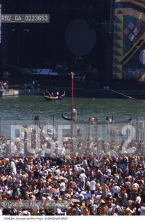 Localizzazione:..VENEZIA / S. MARCO..Oggetto:..Soggetto:..CONCERTO DEI PINK FLOYD / PIAZZA SAN MARCO / PUBBLICO FOLLA TURISTI ..Cronologia: ..Definizione Culturale:..   Autore: ..   Stile: ..   Editori/Stampatori:..   Committenza:..Materia e Tecnica:..Collocazione:..Note:..TURISMO..Riproduzione Fotografica:..Copyright:..Graziano Arici/Rosebud2 .Data:..15 LUGLIO 1989..Costo:..A