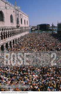 Localizzazione:..VENEZIA / S. MARCO..Oggetto:..Soggetto:..CONCERTO DEI PINK FLOYD / PIAZZA SAN MARCO / PUBBLICO FOLLA TURISTI ..Cronologia: ..Definizione Culturale:..   Autore: ..   Stile: ..   Editori/Stampatori:..   Committenza:..Materia e Tecnica:..Collocazione:..Note:..TURISMO..Riproduzione Fotografica:..Copyright:..Graziano Arici/Rosebud2 .Data:..15 LUGLIO 1989..Costo:..A