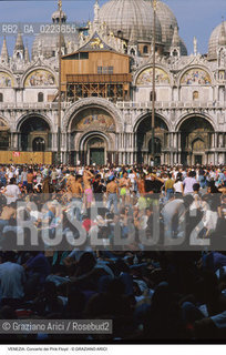 Localizzazione:..VENEZIA / S. MARCO..Oggetto:..Soggetto:..CONCERTO DEI PINK FLOYD / PIAZZA SAN MARCO / PUBBLICO FOLLA TURISTI ..Cronologia: ..Definizione Culturale:..   Autore: ..   Stile: ..   Editori/Stampatori:..   Committenza:..Materia e Tecnica:..Collocazione:..Note:..TURISMO..Riproduzione Fotografica:..Copyright:..Graziano Arici/Rosebud2 .Data:..15 LUGLIO 1989..Costo:..A