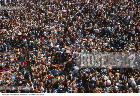 Localizzazione:..VENEZIA / S. MARCO..Oggetto:..Soggetto:..CONCERTO DEI PINK FLOYD / PIAZZA SAN MARCO / PUBBLICO FOLLA TURISTI ..Cronologia: ..Definizione Culturale:..   Autore: ..   Stile: ..   Editori/Stampatori:..   Committenza:..Materia e Tecnica:..Collocazione:..Note:..TURISMO..Riproduzione Fotografica:..Copyright:..Graziano Arici/Rosebud2 .Data:..15 LUGLIO 1989..Costo:..A