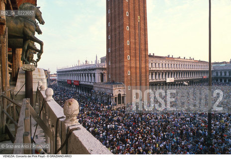Localizzazione:..VENEZIA / S. MARCO..Oggetto:..Soggetto:..CONCERTO DEI PINK FLOYD / PIAZZA SAN MARCO / PUBBLICO FOLLA TURISTI ..Cronologia: ..Definizione Culturale:..   Autore: ..   Stile: ..   Editori/Stampatori:..   Committenza:..Materia e Tecnica:..Collocazione:..Note:..TURISMO..Riproduzione Fotografica:..Copyright:..Graziano Arici/Rosebud2 .Data:..15 LUGLIO 1989..Costo:..A