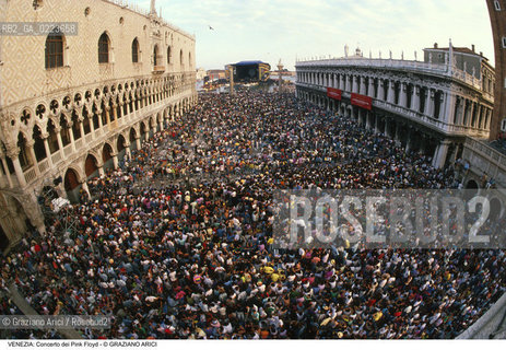 Localizzazione:..VENEZIA / S. MARCO..Oggetto:..Soggetto:..CONCERTO DEI PINK FLOYD / PIAZZA SAN MARCO / PUBBLICO FOLLA TURISTI PALCO..Cronologia: ..Definizione Culturale:..   Autore: ..   Stile: ..   Editori/Stampatori:..   Committenza:..Materia e Tecnica:..Collocazione:..Note:..TURISMO..Riproduzione Fotografica:..Copyright:..Graziano Arici/Rosebud2 .Data:..15 LUGLIO 1989..Costo:..A