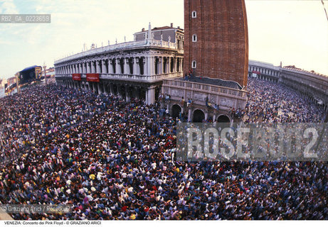 Localizzazione:..VENEZIA / S. MARCO..Oggetto:..Soggetto:..CONCERTO DEI PINK FLOYD / PIAZZA SAN MARCO / PUBBLICO FOLLA TURISTI ..Cronologia: ..Definizione Culturale:..   Autore: ..   Stile: ..   Editori/Stampatori:..   Committenza:..Materia e Tecnica:..Collocazione:..Note:..TURISMO..Riproduzione Fotografica:..Copyright:..Graziano Arici/Rosebud2 .Data:..15 LUGLIO 1989..Costo:..A