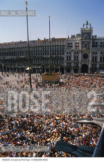 Localizzazione:..VENEZIA / S. MARCO..Oggetto:..Soggetto:..CONCERTO DEI PINK FLOYD / PIAZZA SAN MARCO / PUBBLICO FOLLA TURISTI ..Cronologia: ..Definizione Culturale:..   Autore: ..   Stile: ..   Editori/Stampatori:..   Committenza:..Materia e Tecnica:..Collocazione:..Note:..TURISMO..Riproduzione Fotografica:..Copyright:..Graziano Arici/Rosebud2 .Data:..15 LUGLIO 1989..Costo:..A