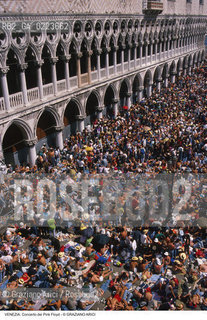 Localizzazione:..VENEZIA / S. MARCO..Oggetto:..Soggetto:..CONCERTO DEI PINK FLOYD / PIAZZA SAN MARCO / PUBBLICO FOLLA TURISTI ..Cronologia: ..Definizione Culturale:..   Autore: ..   Stile: ..   Editori/Stampatori:..   Committenza:..Materia e Tecnica:..Collocazione:..Note:..TURISMO..Riproduzione Fotografica:..Copyright:..Graziano Arici/Rosebud2 .Data:..15 LUGLIO 1989..Costo:..A