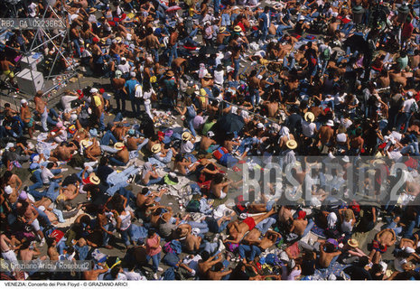 Localizzazione:..VENEZIA / S. MARCO..Oggetto:..Soggetto:..CONCERTO DEI PINK FLOYD / PIAZZA SAN MARCO / PUBBLICO FOLLA TURISTI ..Cronologia: ..Definizione Culturale:..   Autore: ..   Stile: ..   Editori/Stampatori:..   Committenza:..Materia e Tecnica:..Collocazione:..Note:..TURISMO..Riproduzione Fotografica:..Copyright:..Graziano Arici/Rosebud2 .Data:..15 LUGLIO 1989..Costo:..A