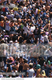 Localizzazione:..VENEZIA / S. MARCO..Oggetto:..Soggetto:..CONCERTO DEI PINK FLOYD / PIAZZA SAN MARCO / PUBBLICO FOLLA TURISTI ..Cronologia: ..Definizione Culturale:..   Autore: ..   Stile: ..   Editori/Stampatori:..   Committenza:..Materia e Tecnica:..Collocazione:..Note:..TURISMO..Riproduzione Fotografica:..Copyright:..Graziano Arici/Rosebud2 .Data:..15 LUGLIO 1989..Costo:..A