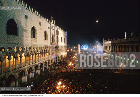 Localizzazione:..VENEZIA / S. MARCO..Oggetto:..Soggetto:..CONCERTO DEI PINK FLOYD / PIAZZA SAN MARCO / PUBBLICO FOLLA TURISTI ..Cronologia: ..Definizione Culturale:..   Autore: ..   Stile: ..   Editori/Stampatori:..   Committenza:..Materia e Tecnica:..Collocazione:..Note:..TURISMO..Riproduzione Fotografica:..Copyright:..Graziano Arici/Rosebud2 .Data:..15 LUGLIO 1989..Costo:..A