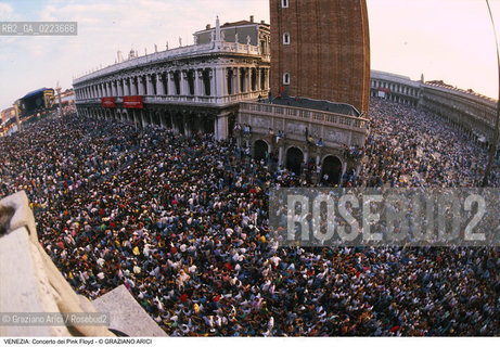 Localizzazione:..VENEZIA / S. MARCO..Oggetto:..Soggetto:..CONCERTO DEI PINK FLOYD / PIAZZA SAN MARCO / PUBBLICO FOLLA TURISTI ..Cronologia: ..Definizione Culturale:..   Autore: ..   Stile: ..   Editori/Stampatori:..   Committenza:..Materia e Tecnica:..Collocazione:..Note:..TURISMO..Riproduzione Fotografica:..Copyright:..Graziano Arici/Rosebud2 .Data:..15 LUGLIO 1989..Costo:..A