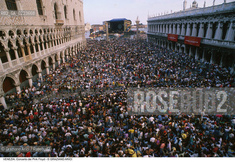 Localizzazione:..VENEZIA / S. MARCO..Oggetto:..Soggetto:..CONCERTO DEI PINK FLOYD / PIAZZA SAN MARCO / PUBBLICO FOLLA TURISTI PALCO..Cronologia: ..Definizione Culturale:..   Autore: ..   Stile: ..   Editori/Stampatori:..   Committenza:..Materia e Tecnica:..Collocazione:..Note:..TURISMO..Riproduzione Fotografica:..Copyright:..Graziano Arici/Rosebud2 .Data:..15 LUGLIO 1989..Costo:..A